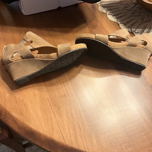 Adrienne Vittadini suede sandal - Picture 1 of 3